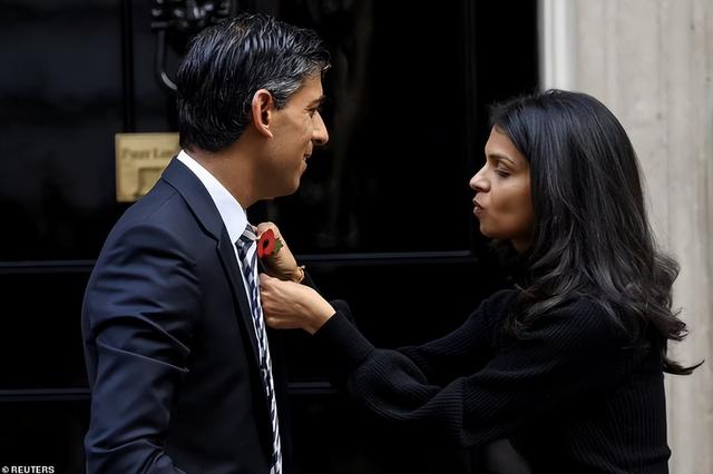 苏纳克与妻子牵狗亮相唐宁街,首相看42岁富豪妻子眼神宠溺