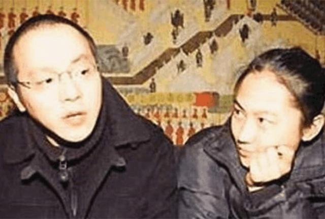 王菲女儿与同父异母妹妹聚会，一个脸上纹身一个染蓝发，造型前卫