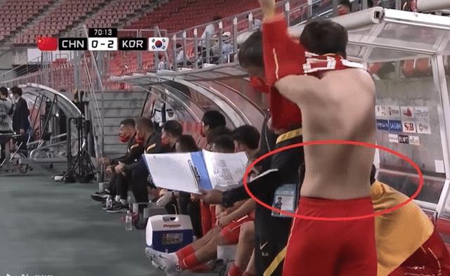 惊艳，绝杀夺冠，英女足24岁美女球员脱衣抢镜，腹肌让男足脸红