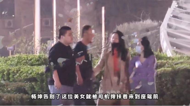 杨坤醉酒后放飞自我,与两位美女当街亲密,主动亲吻搂腰举止随便