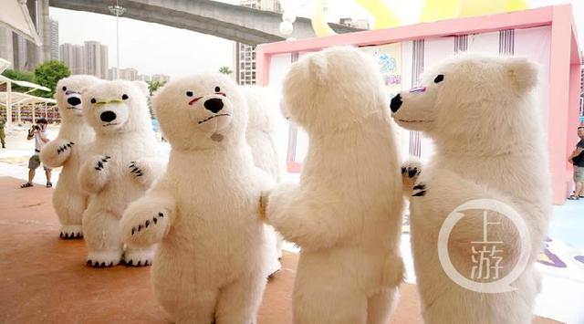 “北极熊”热舞开浪 百名比基尼美女上演水枪大战