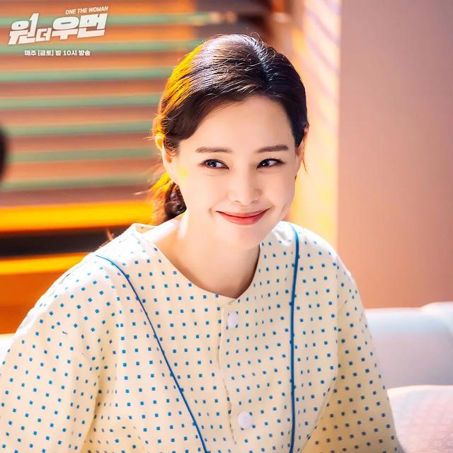 豆瓣稳定评分8.0，大女主爽剧《一个女人》到底有多好看