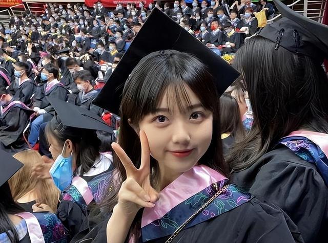 南大出现美女校花,长相甜美可爱神似王冰冰,网友:心动的感觉