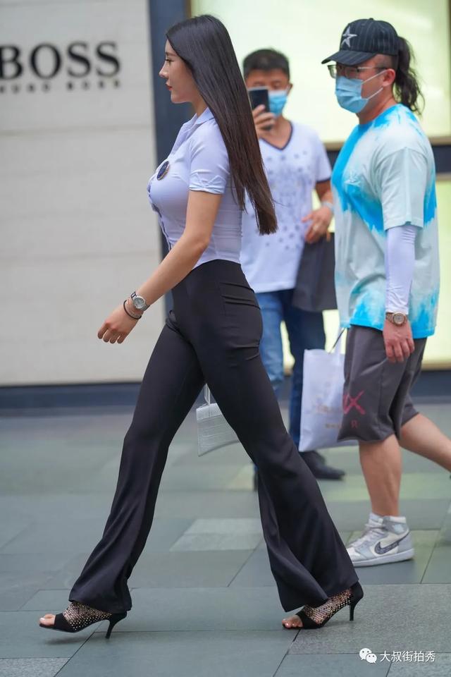 肉肉臀的黑色宽松裤美女，身材高挑匀称凹凸诱惑