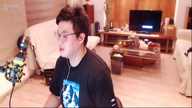 美女主持余霜惨遭袭胸！撩妹说情话就好了干嘛要动手呢？