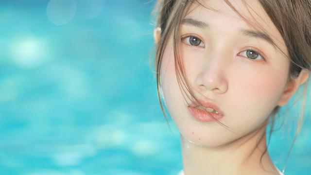 俏丽的泳装美女清凉写真