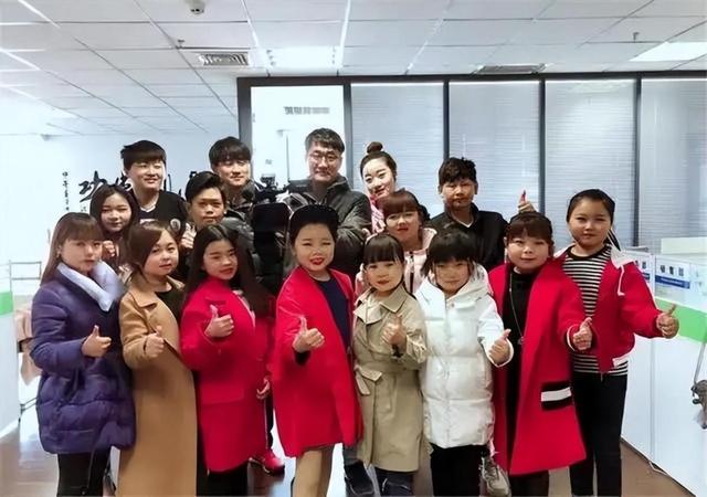 19年成都“最美袖珍女”结婚,却因长相引起争议,婚后生活如何?