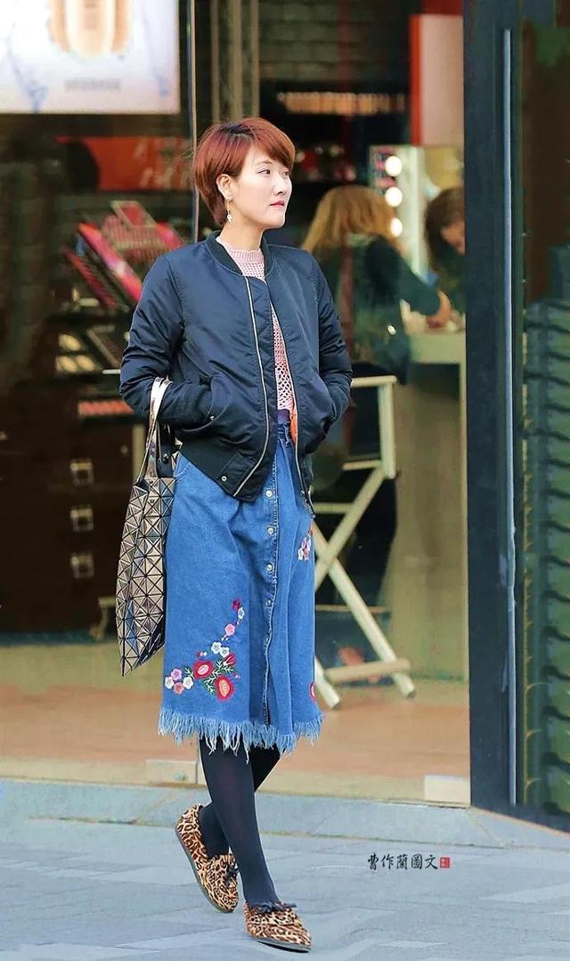 街拍:不输黑丝的黑色打底袜美女