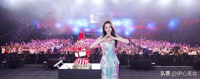 迪丽热巴生日会造型百变,花色卫衣甜美热辣,在线撕衣突显好身材