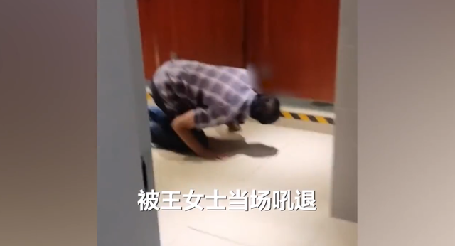 无耻!天津一大汉女厕所趴地偷窥,两年来多次被拘,被发现后不慌不忙离开