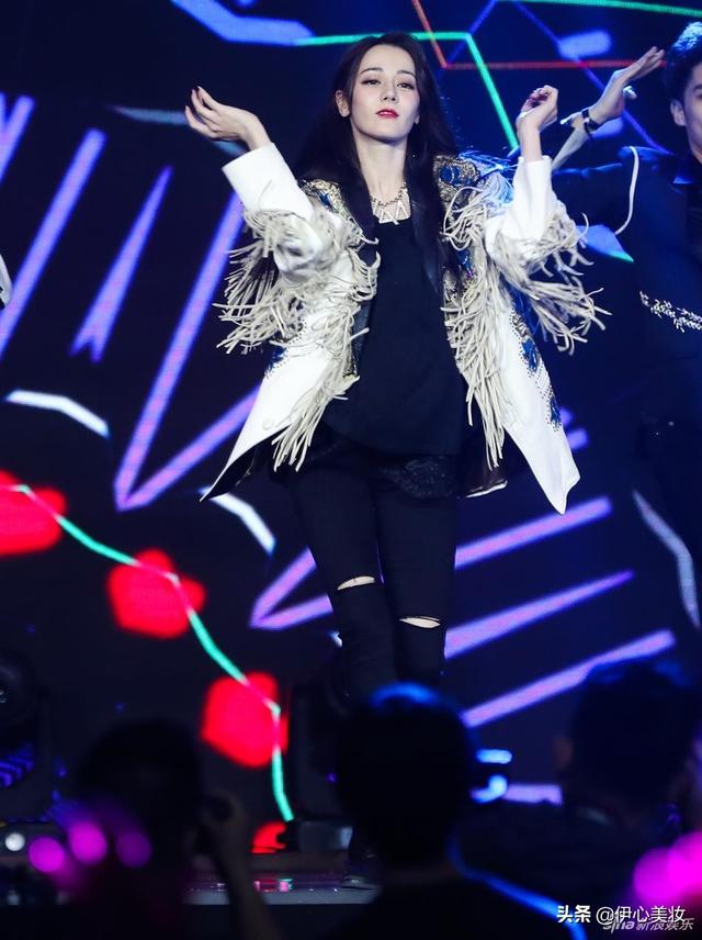 迪丽热巴生日会造型百变,花色卫衣甜美热辣,在线撕衣突显好身材