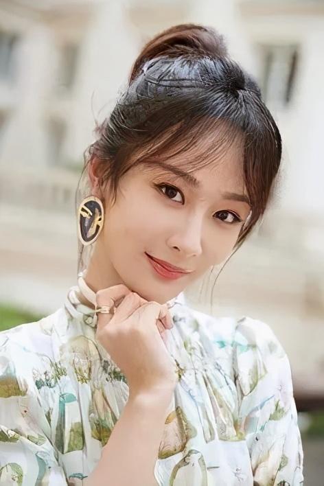 这女孩背着吉他站上舞台，只是有个音乐梦，却被很多人骂了10年