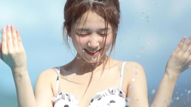 俏丽的泳装美女清凉写真