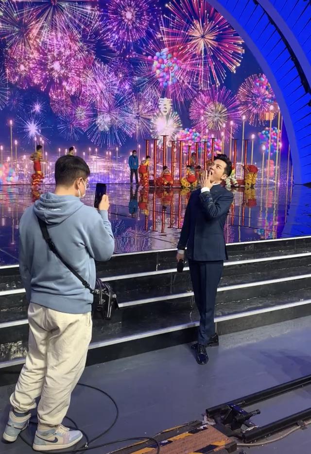 央视元宵晚会主持阵容曝光,李思思造型绝美,薄纱透视装仙气十足