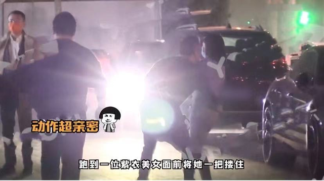 杨坤醉酒后放飞自我,与两位美女当街亲密,主动亲吻搂腰举止随便