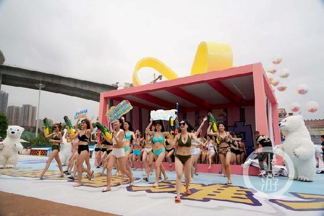 “北极熊”热舞开浪 百名比基尼美女上演水枪大战