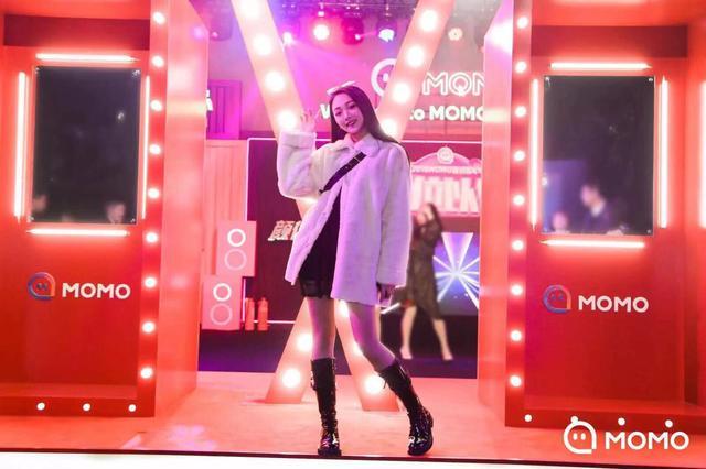 点点妹子曝陌陌派对嘉年华现场照 大长腿抢镜