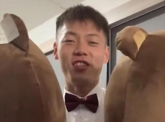 “洞房花烛夜,我和狗睡的”,新郎结完婚把新娘忘在酒店