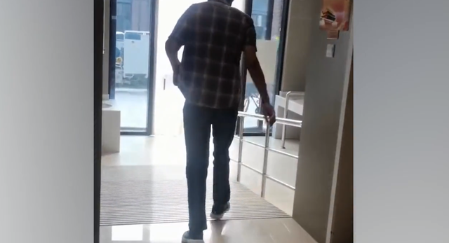 无耻!天津一大汉女厕所趴地偷窥,两年来多次被拘,被发现后不慌不忙离开