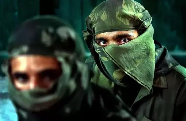 为了偷拍明星母子，她全身涂尿抹粪，却赢得了尊重！