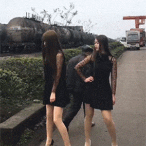 搞笑GIF动图,美女这么调皮的跟我打招呼,是不是对我有意思啊?