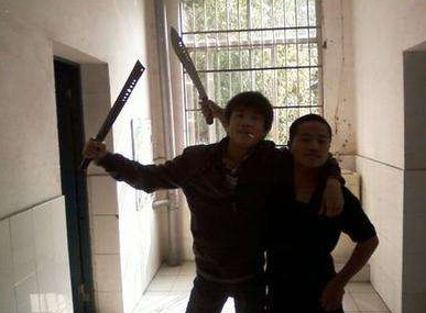 美女主持余霜惨遭袭胸！撩妹说情话就好了干嘛要动手呢？