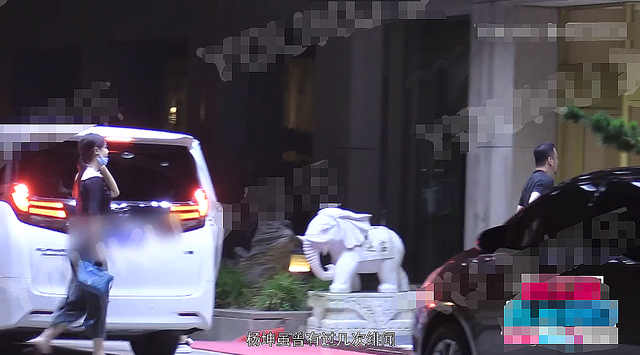 杨坤醉酒后放飞自我,与两位美女当街亲密,主动亲吻搂腰举止随便