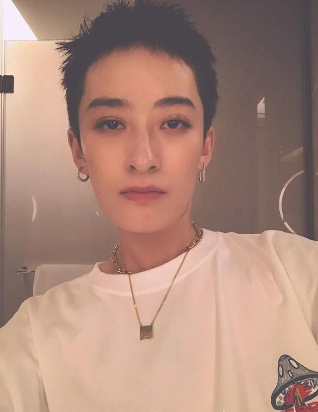 这女孩背着吉他站上舞台，只是有个音乐梦，却被很多人骂了10年