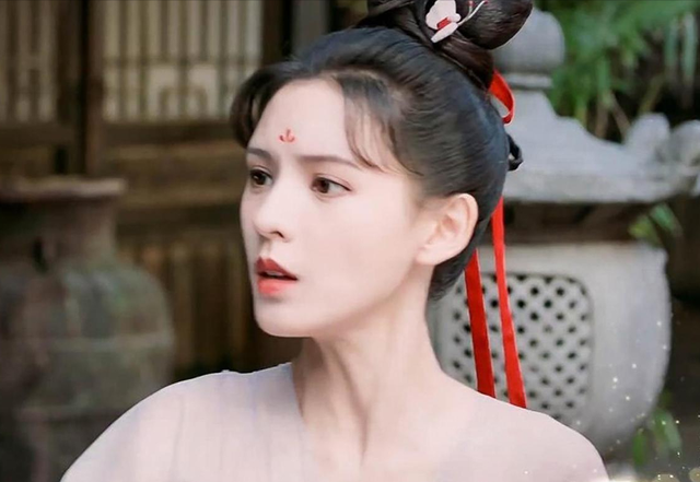 内娱又曝潜规则丑闻！90后女明星私生活混乱，为资源不惜陪睡领导