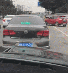 搞笑GIF动图,美女这么调皮的跟我打招呼,是不是对我有意思啊?