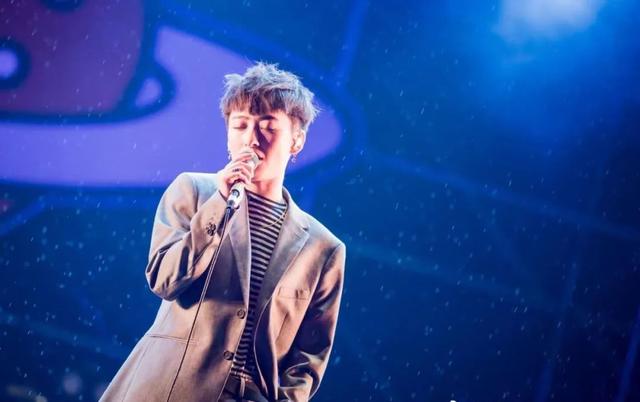 这女孩背着吉他站上舞台，只是有个音乐梦，却被很多人骂了10年