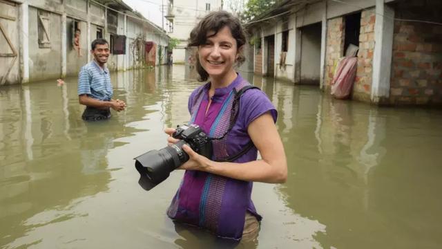 为了偷拍明星母子，她全身涂尿抹粪，却赢得了尊重！