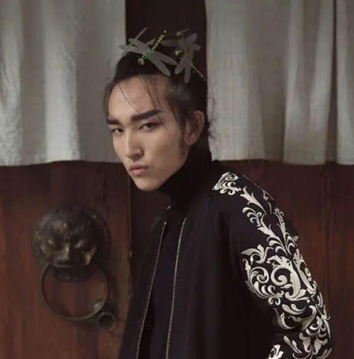 青你有瓜？段小薇素人时期两段恋情被扒，大尺度照和暧昧记录流出