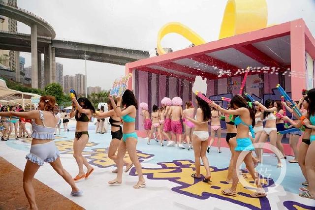 “北极熊”热舞开浪 百名比基尼美女上演水枪大战
