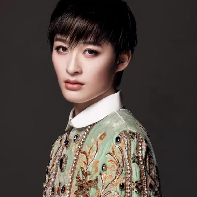 这女孩背着吉他站上舞台，只是有个音乐梦，却被很多人骂了10年