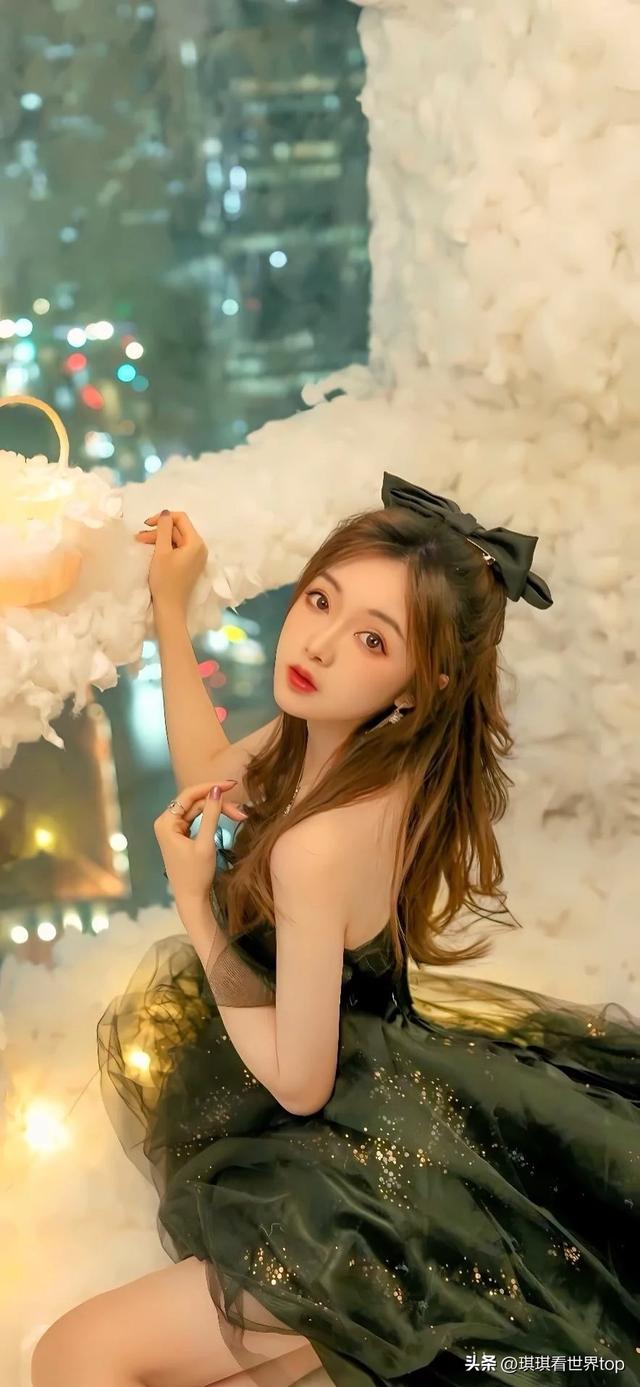 小蛮腰白净诱人的粉嫩小妹妹娇躯稚嫩惹火艺术写真