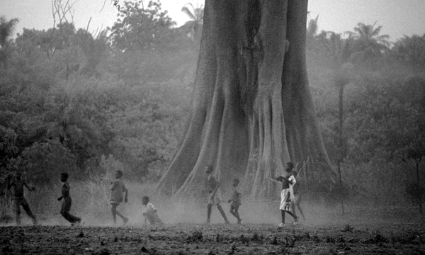 为了偷拍明星母子，她全身涂尿抹粪，却赢得了尊重！