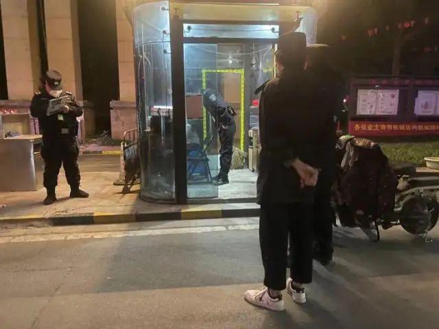 凌晨,杭州9岁女孩光脚走在小区!家长气懵:快开学了...