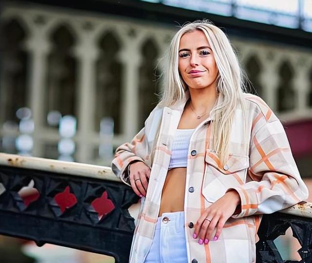 惊艳，绝杀夺冠，英女足24岁美女球员脱衣抢镜，腹肌让男足脸红