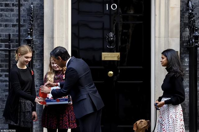 苏纳克与妻子牵狗亮相唐宁街,首相看42岁富豪妻子眼神宠溺