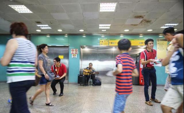 新加坡SMRT真长心了，一群帅锅靓妹站街别样迎圣诞