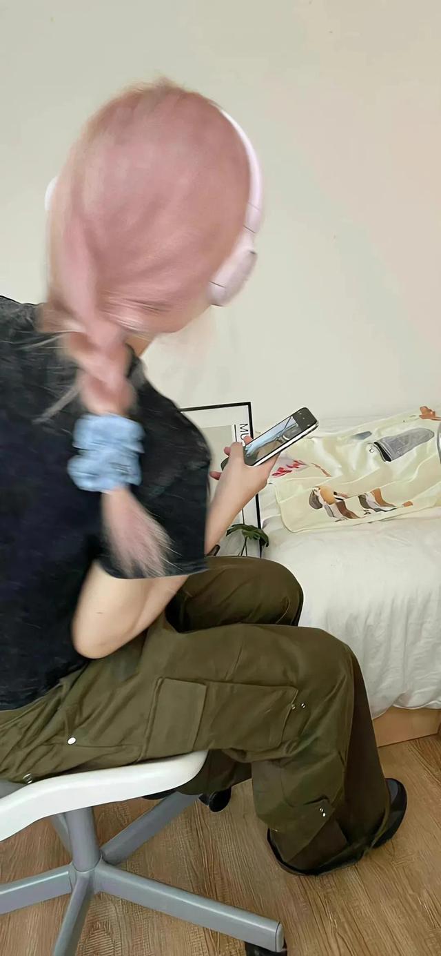 美女姐姐壁纸｜身材很有魅力