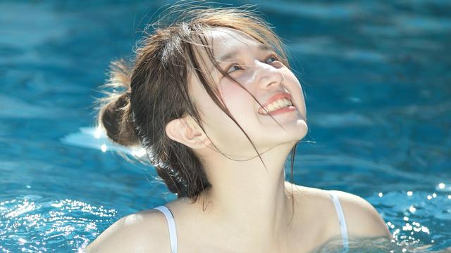 俏丽的泳装美女清凉写真