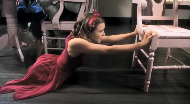 神秘凶手连环作案，绑架妙龄少女做成活人玩偶，犯罪惊悚片