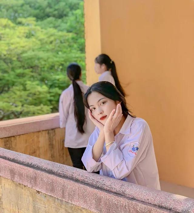 越南美女图鉴：最美校服女孩美若鲜花，平平无奇的校服穿出高级感