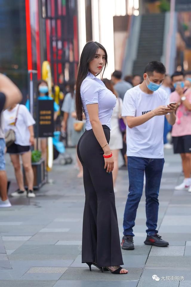 肉肉臀的黑色宽松裤美女，身材高挑匀称凹凸诱惑