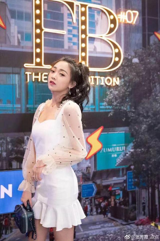 点点妹子曝陌陌派对嘉年华现场照 大长腿抢镜