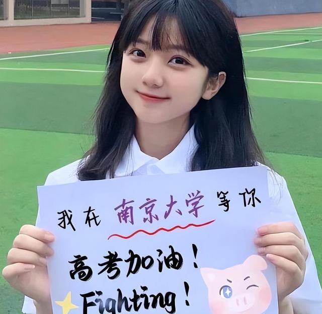 南大出现美女校花,长相甜美可爱神似王冰冰,网友:心动的感觉
