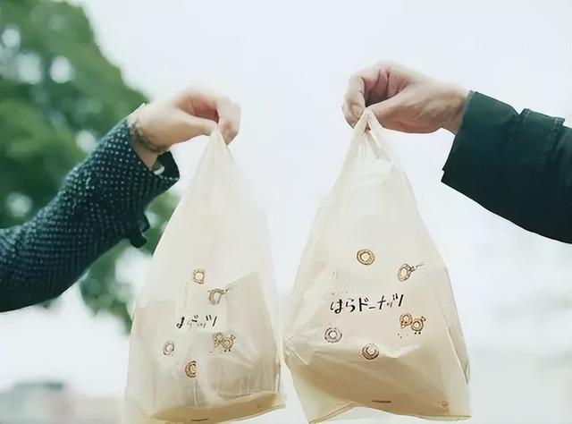 我的表姐去出差，却让我和表姐夫共处一屋…