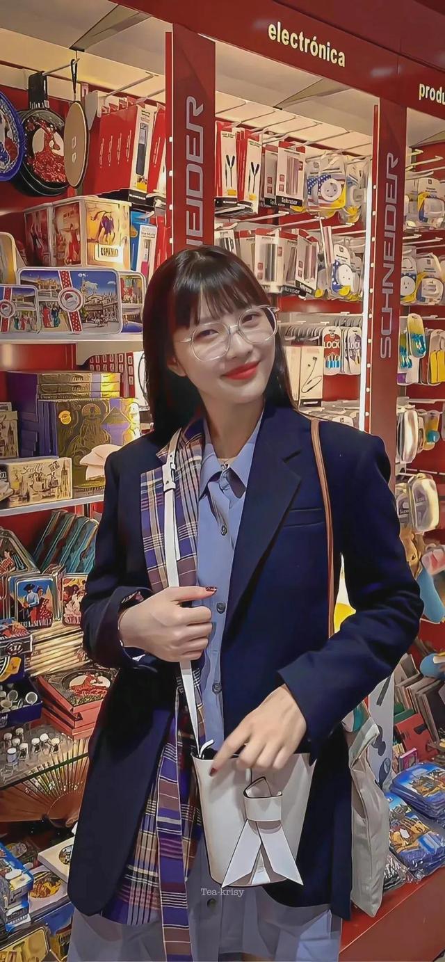 美女姐姐壁纸｜身材很有魅力